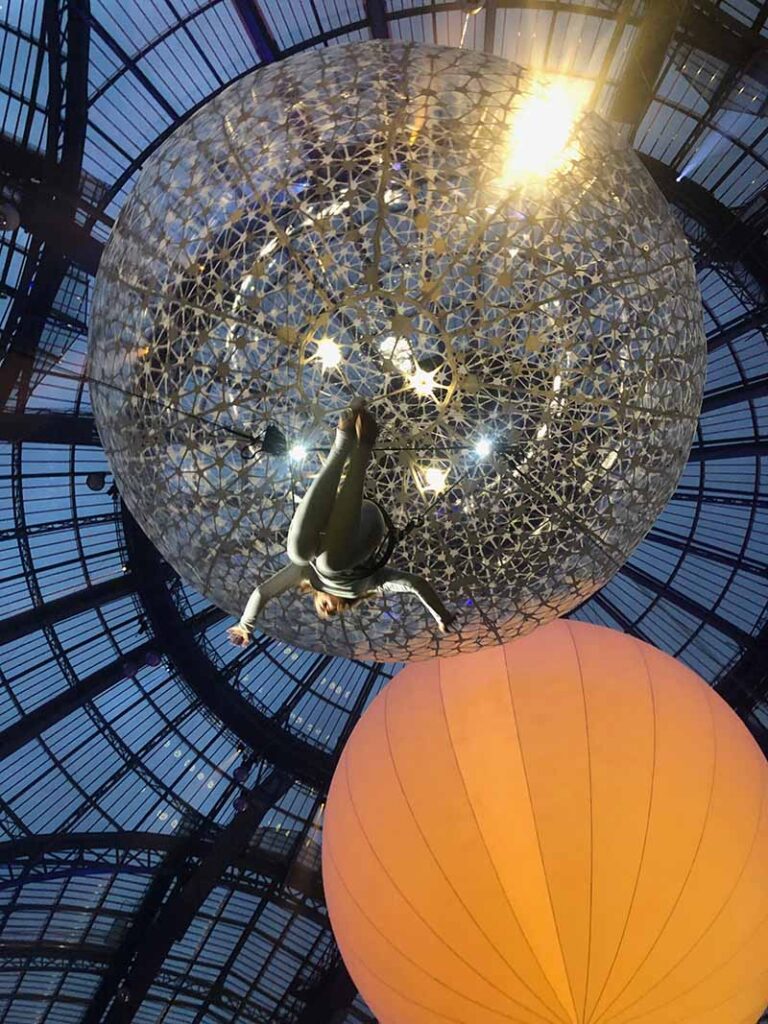 Artiste aerienne Grand Palais Paris