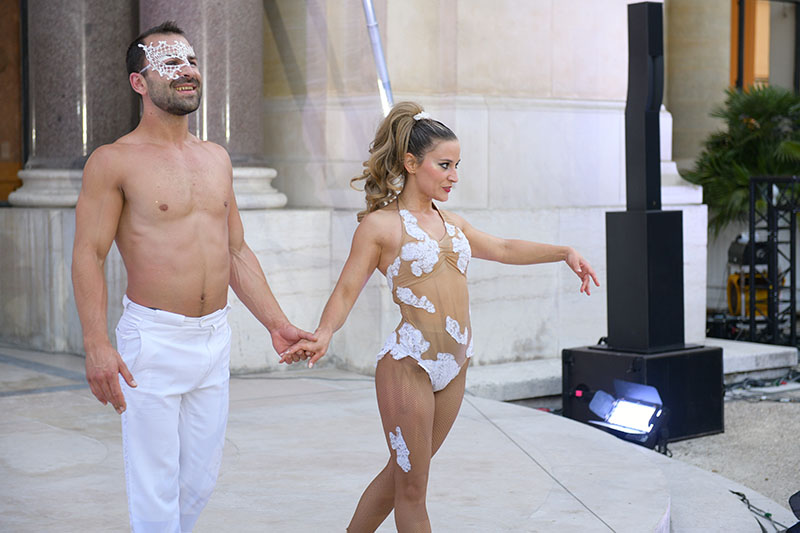 Spectacle aerien homme femme Petit Palais Paris