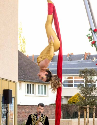 tissu aerien et saxophone circus theme