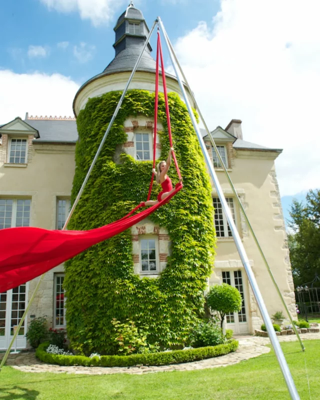 ☀️ L’été approche, et avec lui, l’envie de spectacles en plein air !
Grâce à mon portique autonome, je peux installer mes numéros aériens où vous le souhaitez, sans besoin d’ancrage au sol. Léger, rapide à monter et réglable en hauteur, il me permet de vous offrir des performances en toute liberté, en extérieur comme en intérieur.

🎪 Que ce soit pour un festival, un mariage, une fête privée ou un événement public, je suis disponible pour vos rendez-vous estivaux ✨

#spectacleaerien #numéroaérien #acrobatieaérienne #événementiel #mariage #festivalété #artdevivre #événementextérieur #showaérien #artisteévénementiel #portiqueautonome #animationmariage #lunamaud #event #evententertainment