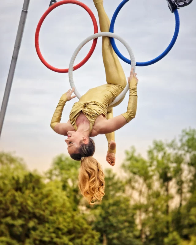 🇫🇷 En l’air, aux couleurs de la France ✨

À Mantes-la-Jolie, lors d’un événement organisé par FAS Events autour de la préparation des Jeux Olympiques, j’ai eu le plaisir de présenter un numéro aérien en bleu, blanc, rouge.
Suspendue à trois anneaux, entre équilibre, mouvement et émotion, ce moment était un hommage visuel à l’esprit sportif et aux valeurs de dépassement.

Un numéro qui s’adapte à vos cérémonies, événements sportifs, remises de prix ou temps forts institutionnels.
Pour offrir à vos invités une parenthèse aérienne, entre grâce et énergie.

📩 Pour plus d’infos ou pour réserver : contactez-moi en message privé.

#PerformanceAérienne #JeuxOlympiques2024 #ÉvénementSportif #TroisAnneaux #BleuBlancRouge #ArtEtSport #NuméroAérien #SpectacleÉvénementiel #Cérémonie #LunaMaud #cirquecontemporain