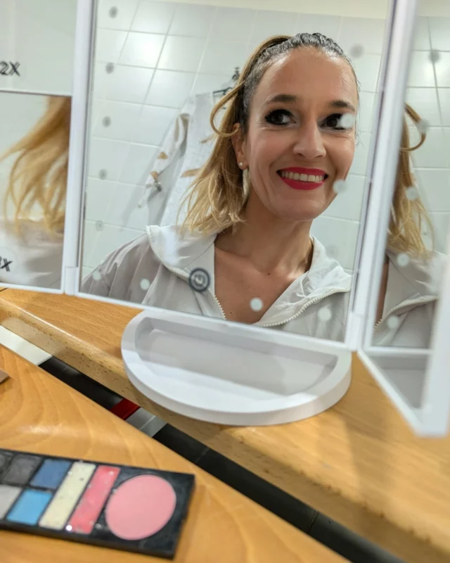 J’aime ce moment juste avant ✨ 
Ce rituel du maquillage, une parenthèse à soi, un instant suspendu où le corps et l’esprit se mettent en condition. 
Le calme s’installe, l’excitation monte en silence… 
Et la scène m’attend, juste là, derrière le rideau 🎭

#rituelavantlascène #momentàsoi #instantsuspendu #maquillageartistique #préparationduspectacle #vieartistique #coulisses #avantlescènes #plaisirdespetitsgestes #scèneenvue #artdevivrelascène