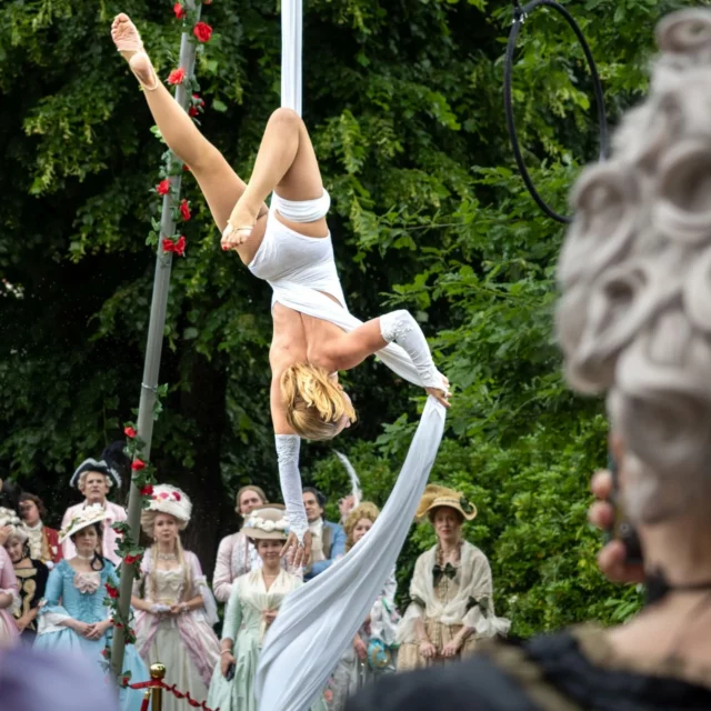 Un après-midi hors du temps, à Versailles ✨
Costumes somptueux, perruques poudrées, éventails et éclats de rire…
Dans les jardins et les salons de l’hôtel particulier Le Charton, j’ai dansé entre ciel et soie 🌿🎀, portée par les volutes d’un XVIIIe siècle retrouvé.
Un immense merci à @lv_rxl pour ce voyage suspendu,
une véritable garden party royale entre histoire, art et poésie 👑🌸
📸 @marc.charmain

#Versailles #LeCharton #GardenPartyRoyale #PerformanceArtist #CerceauAérien #TissuAérien #SpectacleVivante #ArtEtHistoire #XVIIIeSiècle #RêveÉveillé #VoyageDansLeTemps #ÉvénementPrivé #CostumeHistorique #LuxuryEvent #AerialPerformance #InstaArtiste