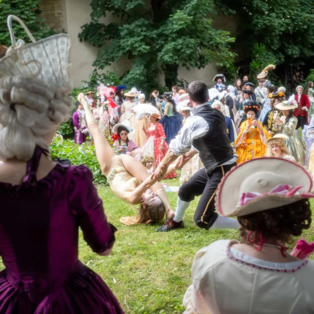 Un air de fête flottait sur les jardins de Le Charton,
où les dentelles valsaient au rythme des pas, des portés et des balles en suspension 💫🤹‍♂️
Aux côtés de mon partenaire @pierrerodet , entre jongleries, portés acrobatiques et clins d’œil baroques,
nous avons offert un moment de grâce et de jeu au cœur de cette garden party royale 🌿👑
Merci à @lv_rxl pour cette échappée féerique,
dans un Versailles habité par les esprits du XVIIIe siècle ✨

#Versailles #LeCharton #GardenPartyRoyale #PerformanceArtist #PortésAcrobatiques #Jonglage #DuoArtistique #SpectacleVivante #ÉvénementPrivé #CostumeHistorique #ArtEtHistoire #RêverieBaroque #LuxuryEvent #XVIIIeSiècle #AerialAndGround #instaartiste