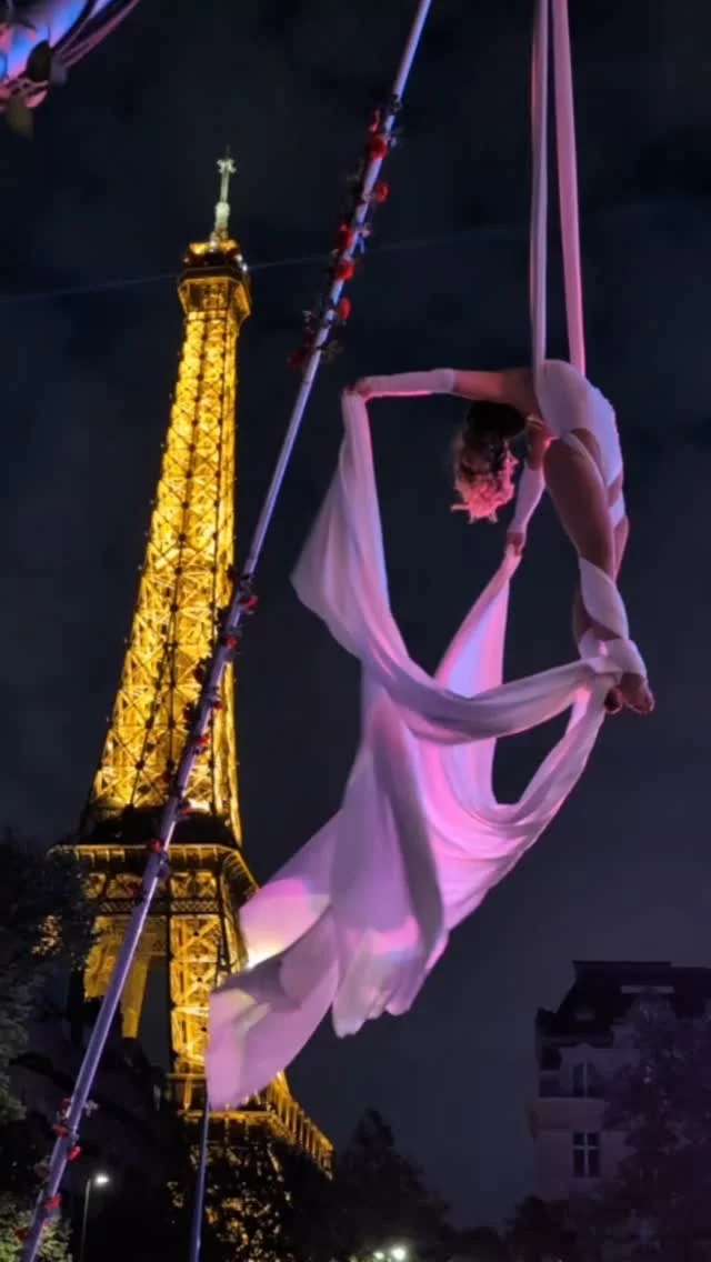 Une date symbolique, un lieu mythique ! ✨
Le 14 juillet, j’ai eu l’immense honneur de m’envoler face à la Dame de Fer 🗼 pour l’Hôtel Pullman Tour Eiffel, juste avant le feu d’artifice 🎆🇫🇷
Un moment marquant et solennel que je garderai en mémoire 💫
Un grand merci à toute l’équipe du Pullman Tour Eiffel pour leur accueil chaleureux,
et à @djosephmusic & @affairproductions pour leur confiance et leur belle organisation 🙏🎉

#14juillet #TourEiffel #PullmanTourEiffel #HotelPullman #TissuAérien #FeteNationale #ParisEnFête #AerialPerformance #SpectacleVivante #ÉvénementPrestigieux #ParisByNight #PerformanceArtist #InstaArtiste #BastilleDay #EiffelTower #LuxuryEvent #EvenementielParis @pullmantoureiffel